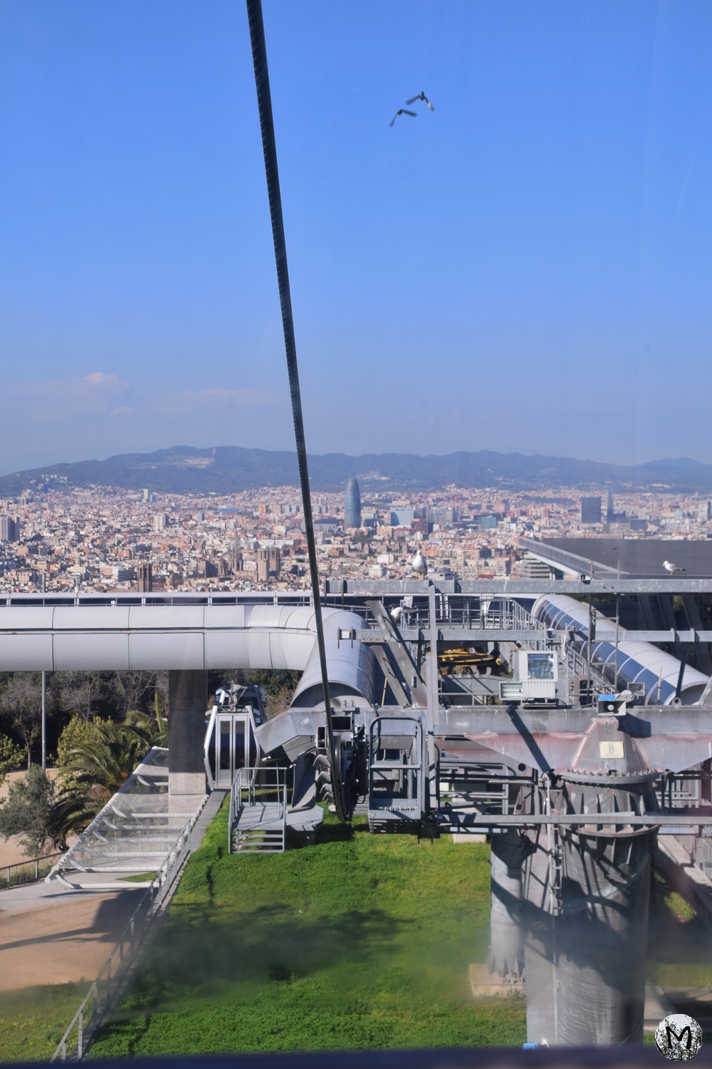 Vue sur la ville de Barcelone, à partir du téléphérique du Mont-Juïc en mouvement.