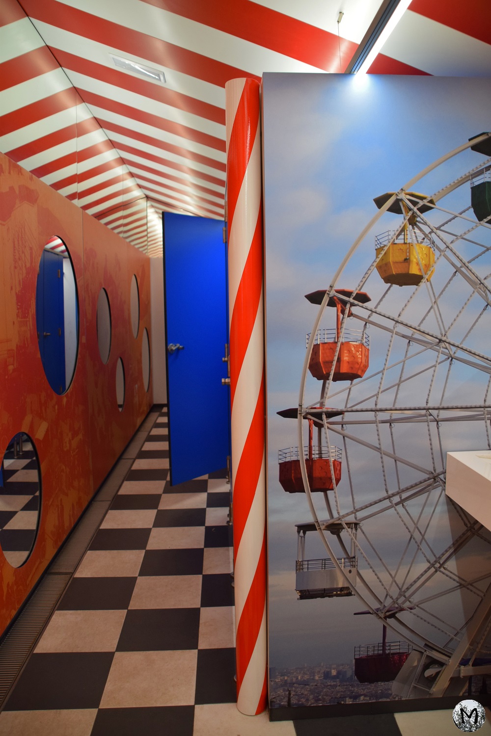 Toilettes colorées et originales du parc du Tibidabo avec une photo de la grande roue.