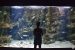 Mélanie Escach devant la vitre d'un aquarium à Banyuls-sur-Mer (le Biodiversarium)