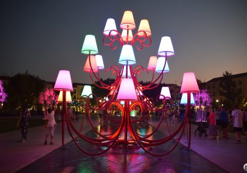 Structure lumineuse dans la nuit à Béziers