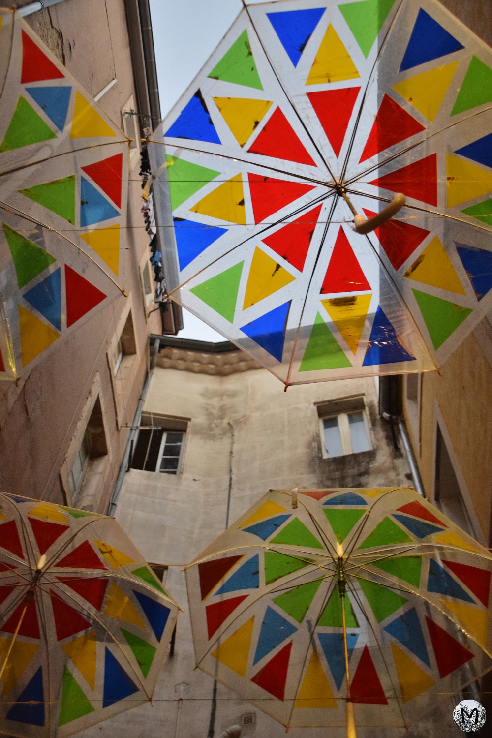 Parapluies colorés dans les rues de Béziers