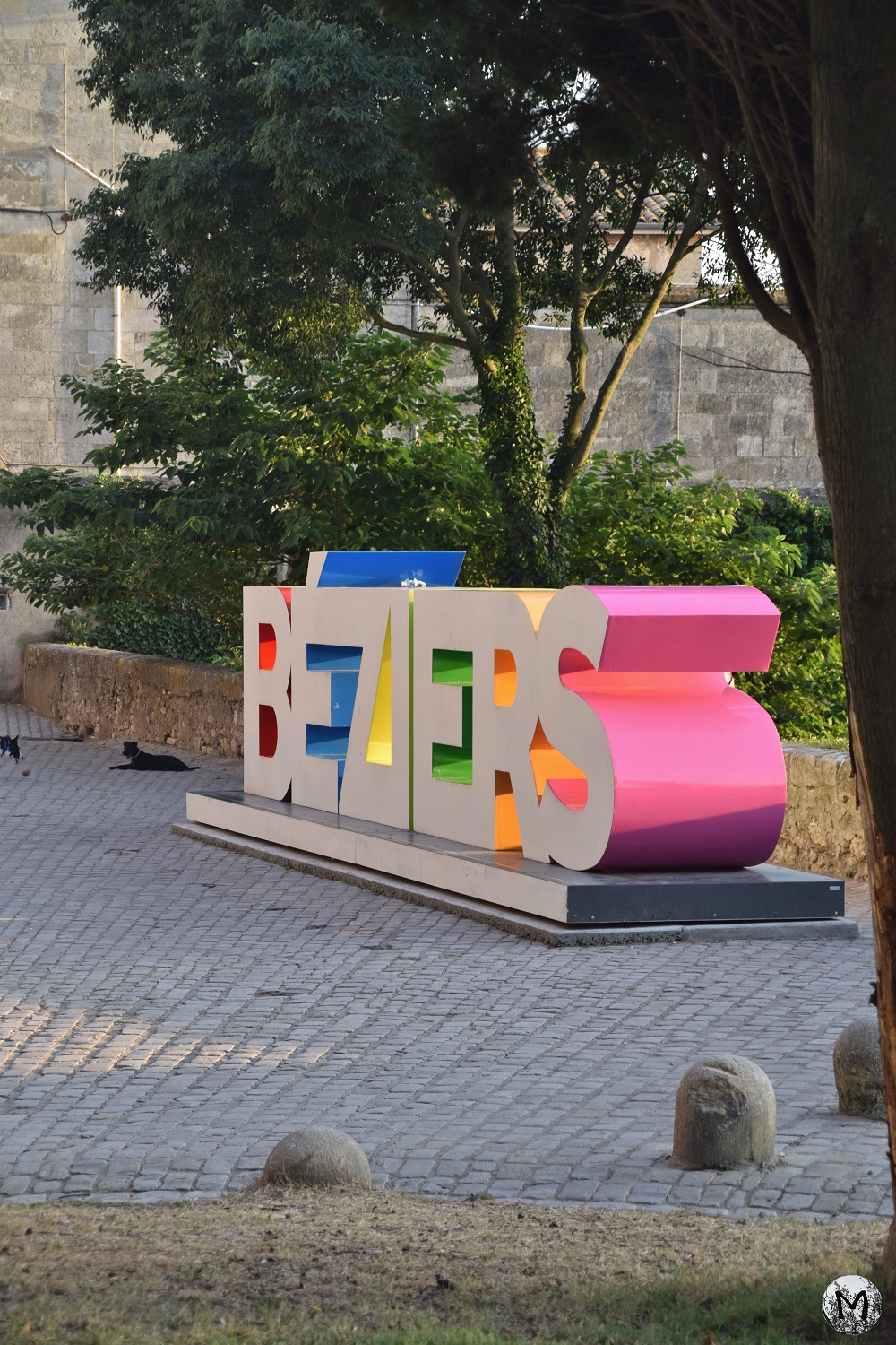 Lettres géantes colorées de la ville de Béziers