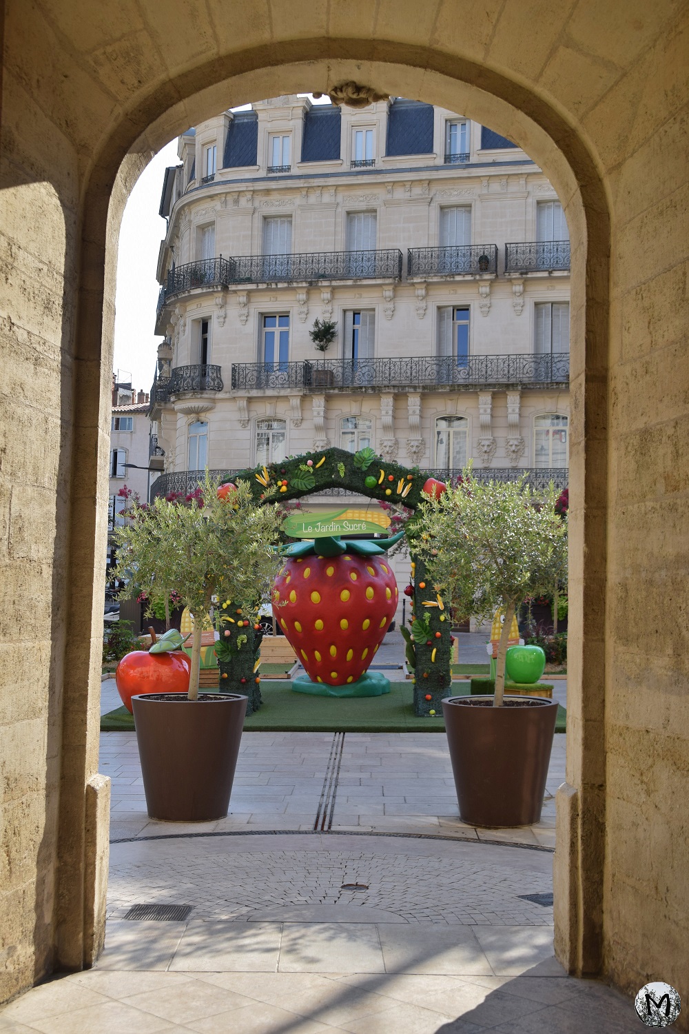 Fraise géante devant la mairie de Béziers