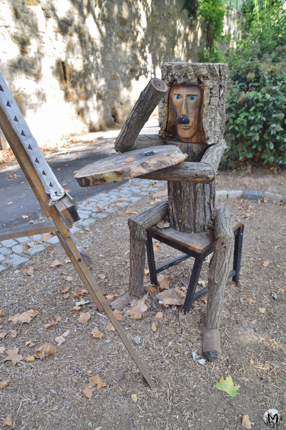 Tronc d'arbre taillé qui représente un peintre