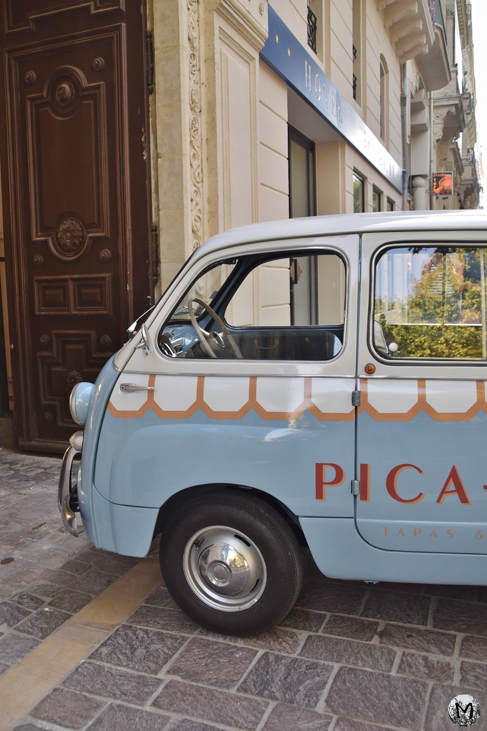 Van vintage devant un restaurant tapas