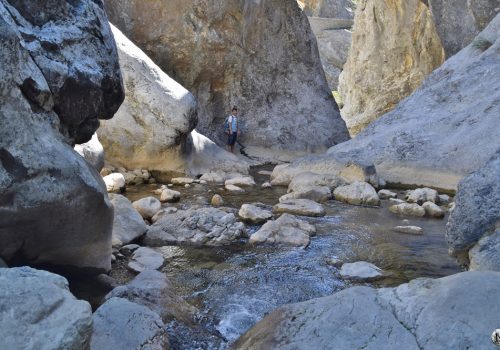 Un homme dans les Gorges de Galamus