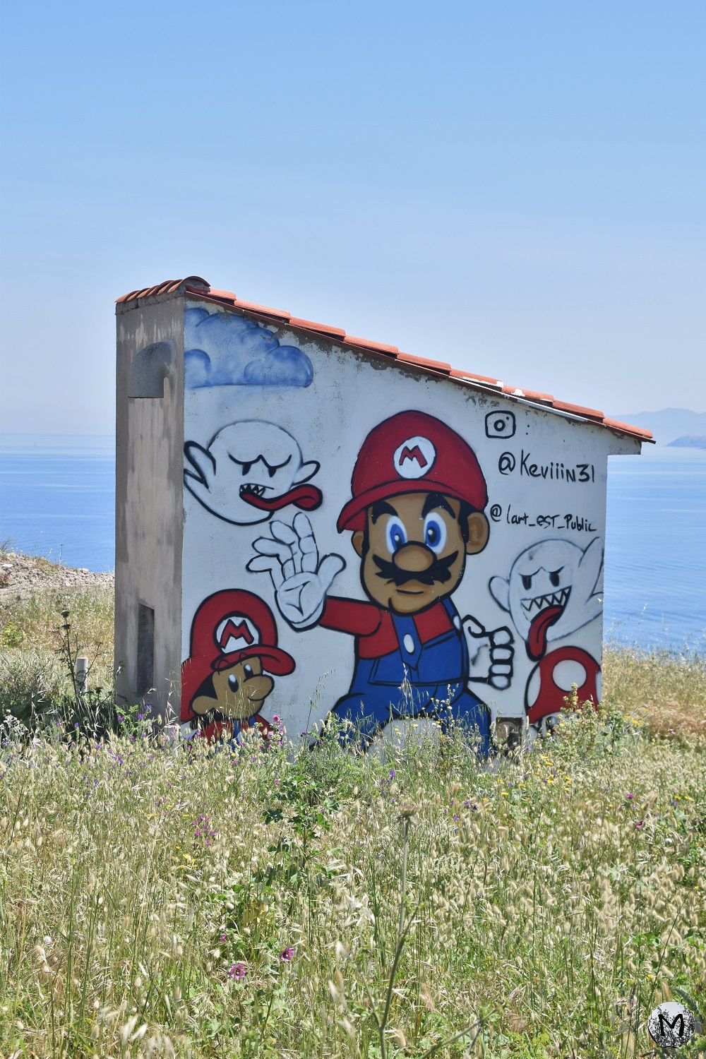 Dessins de l'univers Mario sur un bâtiment en ruines du Cap Béar (street-art face à la mer).