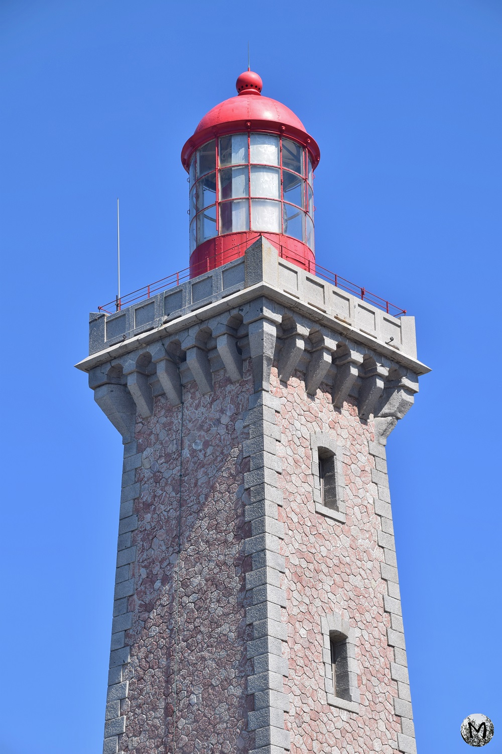 Zoom sur la tour et la lanterne du phare du Cap Béar dans les Pyrénées-Orientales.