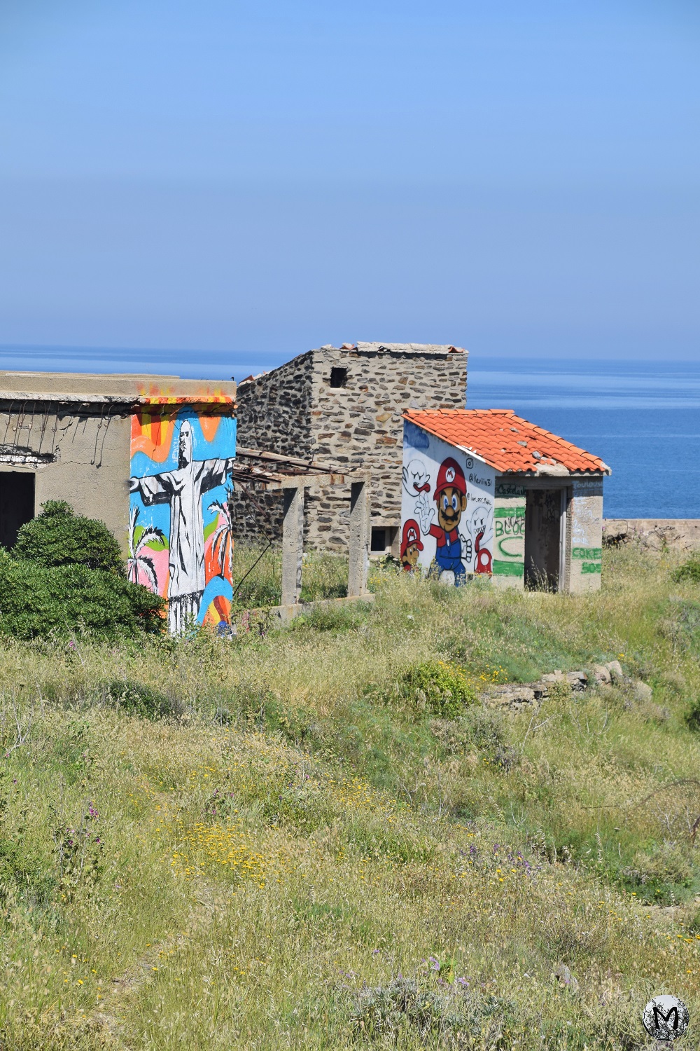 Street-art sur des bâtiments du Cap Béar représentant le Christ et le personnage Mario.
