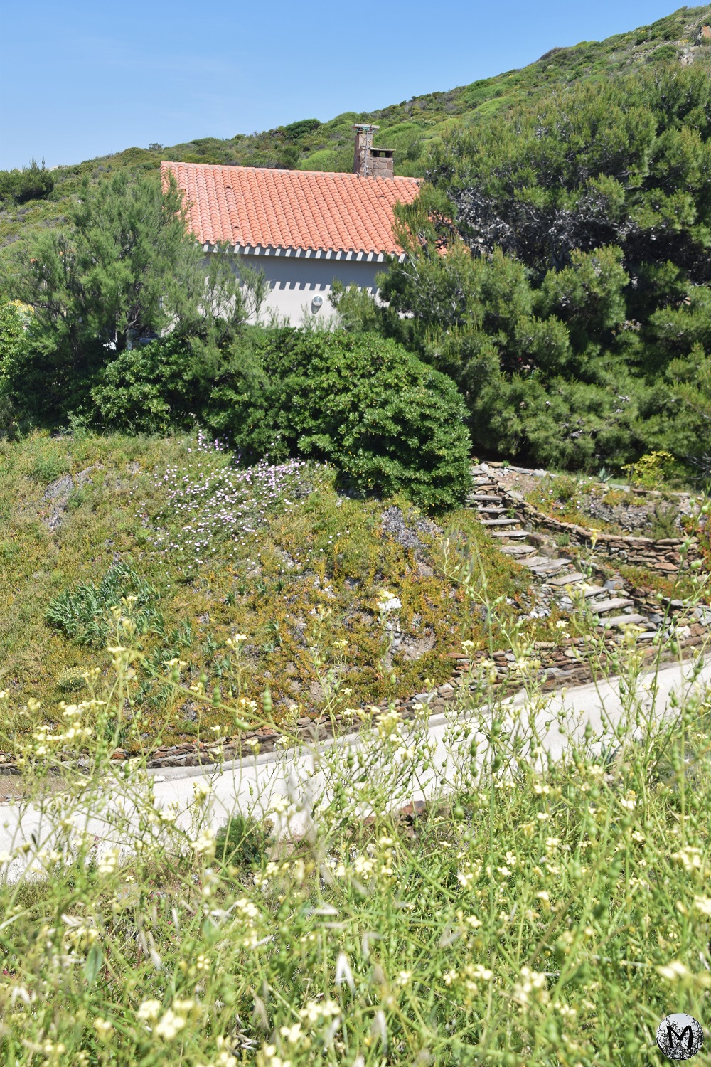 Maison cachée dans la végétation sur le sentier du littoral à partir de Port-Vendres.