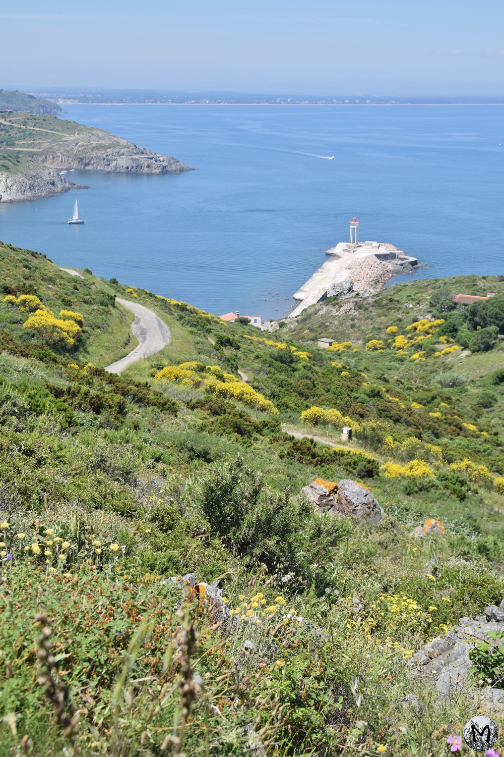 Paysage de garrigue, phare de Port-Vendres et Mer Méditerranée sur le sentier du littoral.