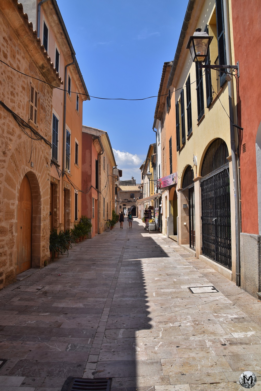 Rue pavée et façades colorées à Alcudia