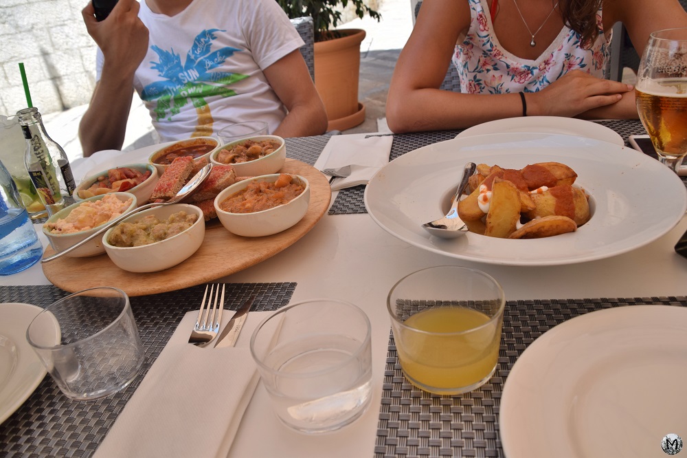 Assiettes de tapas dans la ville d'Alcudia