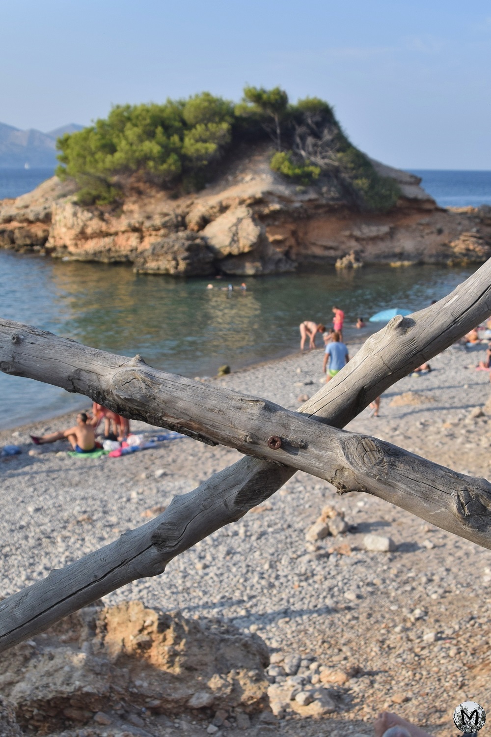Rocher dans l'eau et plage d'Alcudia
