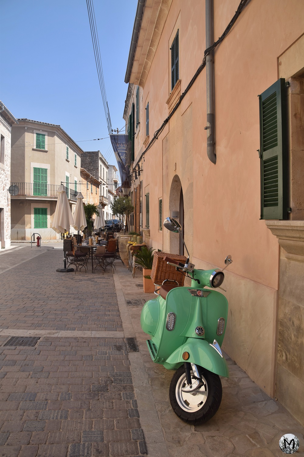 Scooter vintage dans une rue de Santanyi