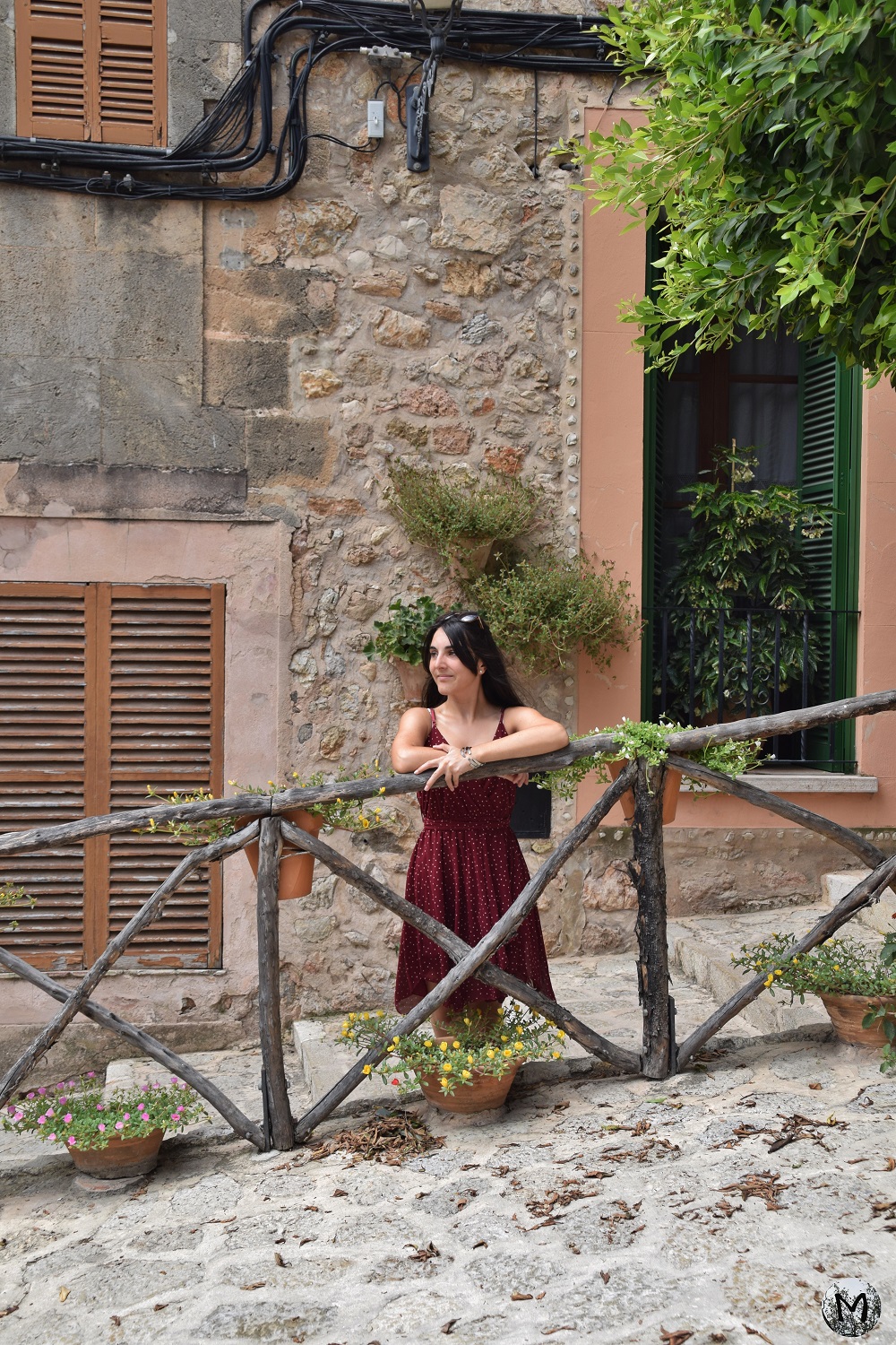 Mélanie Escach dans une rue de Valldemossa