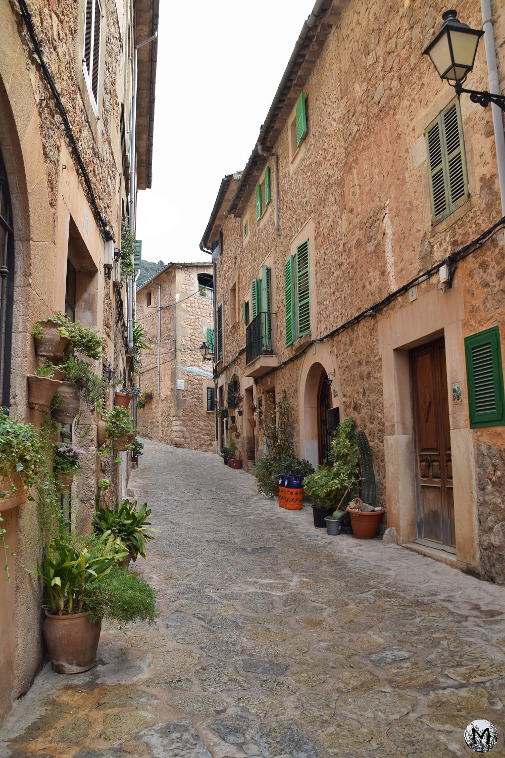 Ruelle pavée dans le village de Valldemossa