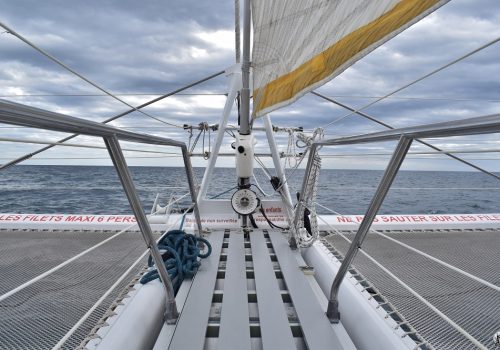À bord d'un catamaran sur la Méditerranée (photo de la voile et des filets du navire).