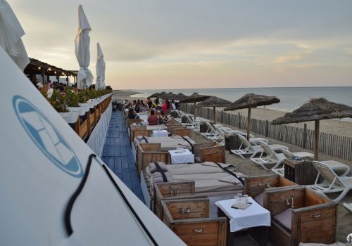 Terrasse sur la plage de l'Ovalie Beach