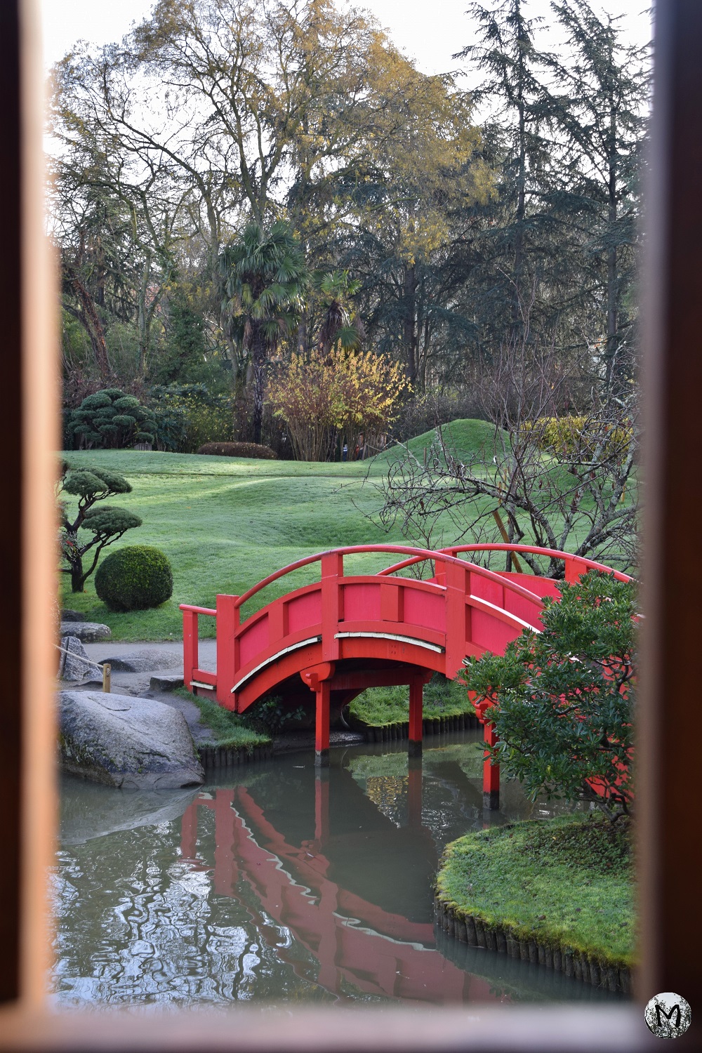 Pont rouge dans le jardin japonais toulousain