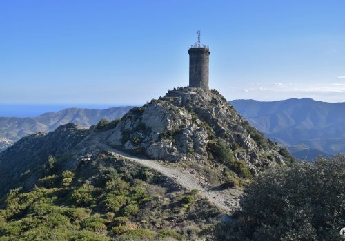 Point de vue sur la tour Madeloc après avoir fait la randonnée jusqu'au sommet.