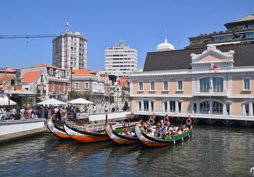 Les Moliceiros, des barques traditionnelles de la ville d'Aveiro, la petite Venise portugaise.