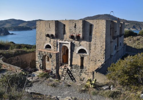 La château en ruines du Cap Oullastrell sur le sentier du littoral entre Paulilles et Banyuls.