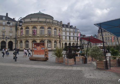 La Place de la Mairie de Rennes avec ses décorations, ses pots en bois et son opéra.