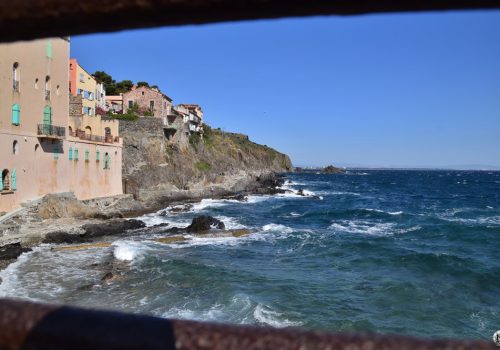 Point de vue sur la mer Méditerranée à partir du pont de la chapelle St-Vincent à Collioure.