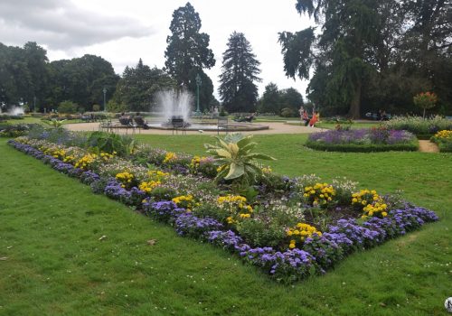 Parterres fleuris et fontaine dans les jardins à la française du Parc du Thabor à Rennes.