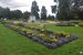 Parterres fleuris et fontaine dans les jardins à la française du Parc du Thabor à Rennes.