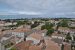 Vue panoramique de Saint-Martin-de-Ré avec ses toits de maisons et l'océan à l'horizon.
