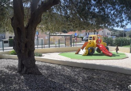 Parc de jeux du Boulou, pour les jeunes enfants, avec un tracteur à grimper.