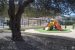 Parc de jeux du Boulou, pour les jeunes enfants, avec un tracteur à grimper.