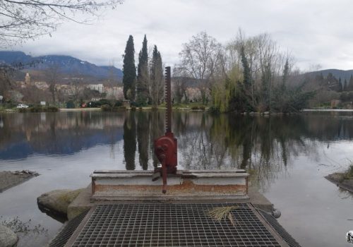 Plan d’eau de Prades dans les Pyrénées-Orientales, un lac de détente et de loisir.
