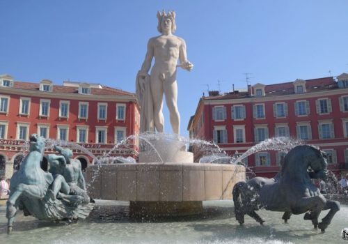 Sculptures de la fontaine du Soleil à Nice, avec sa statue centrale et ses figures autour.