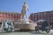 Sculptures de la fontaine du Soleil à Nice, avec sa statue centrale et ses figures autour.