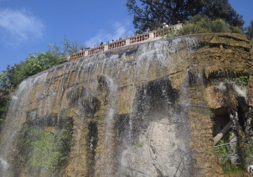 La cascade artificielle et son balcon au dessus à Nice, sur le site de la Colline du Château.