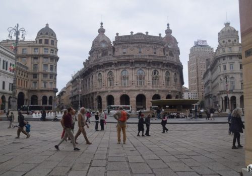 Place Ferrari à Gênes, un lieu touristique incontournable du centre historique.